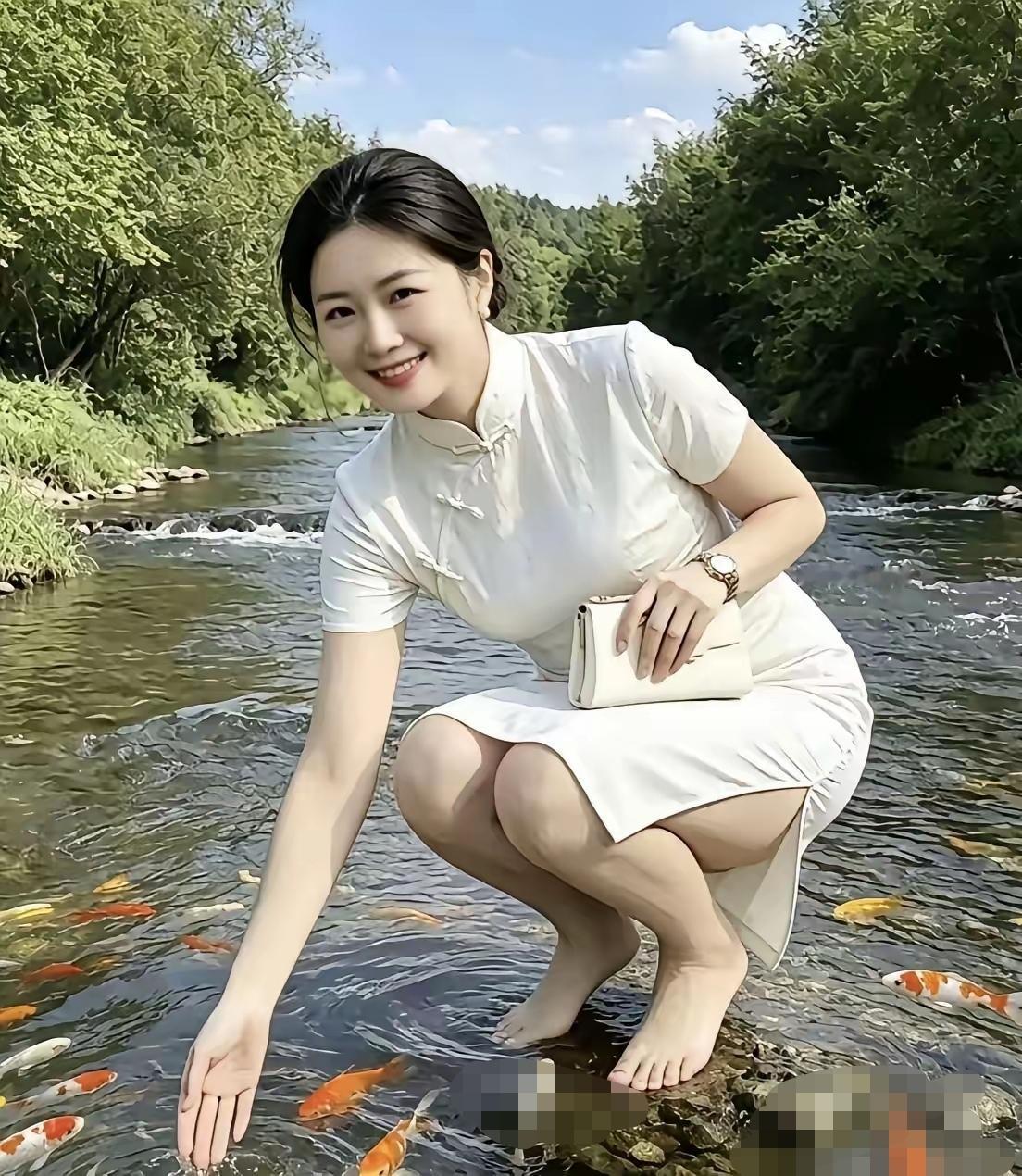 青山绿水好风光，美女如画一样的美