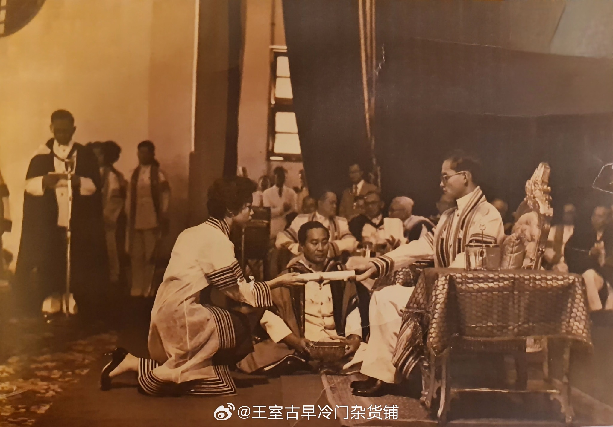 王室王室泰国王室王室旁支蒙昭乌泰坎雅夫人的几张照片：第一张照片是她和朱拉蓬在一