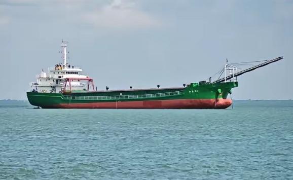 4月5日一艘装满小麦的轮船在亚速海海域遭到两架无人机攻击后沉没这条船沉得太可