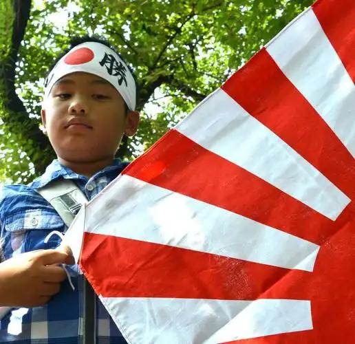 指望日本军国主义分子谢罪道歉？醒醒吧！看看8月15日靖国神社里，那帮日本人，打的