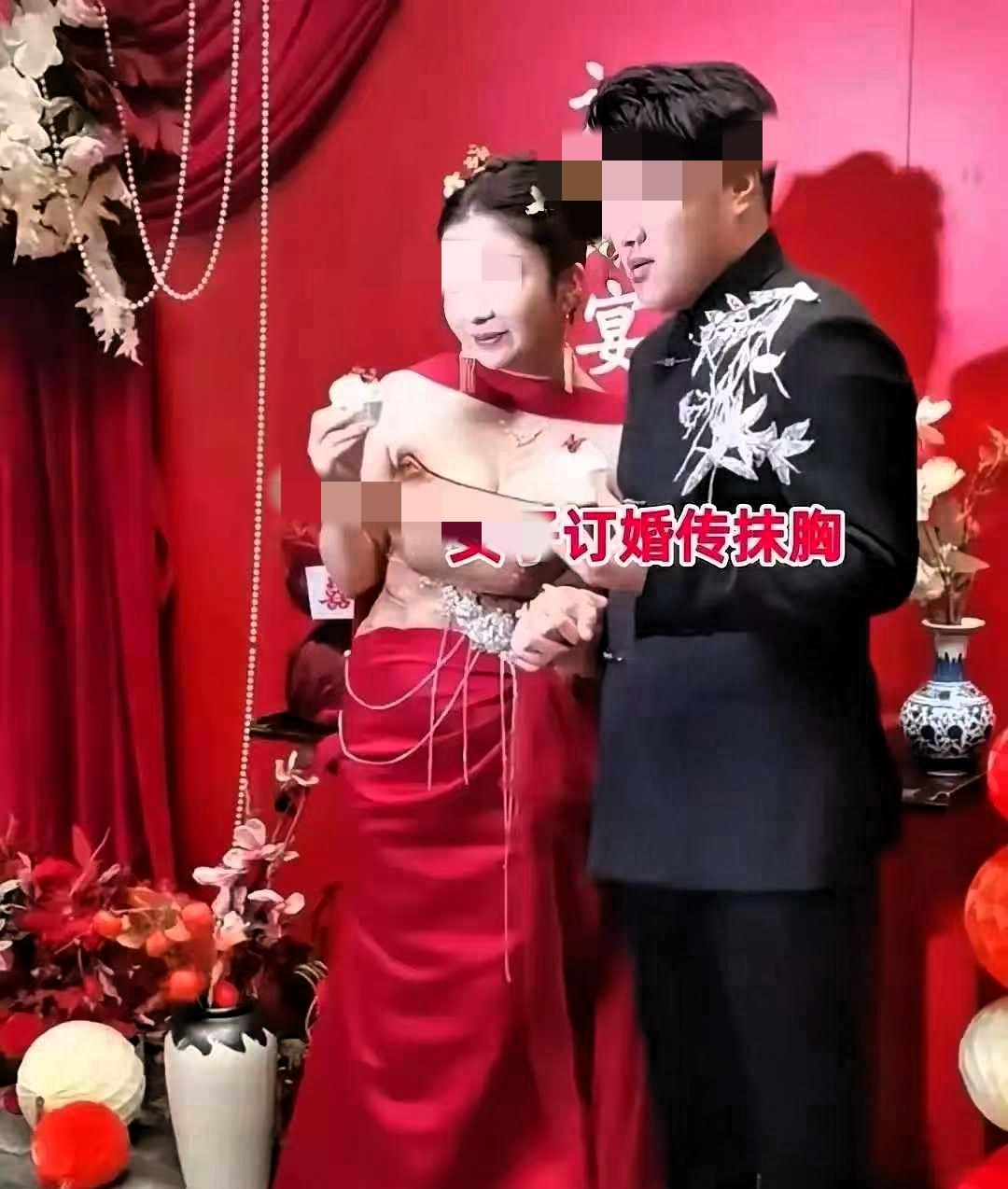 33岁女子订婚穿“透视抹胸”礼服，现场宾客尴尬侧目，新郎全程面无表情整场订