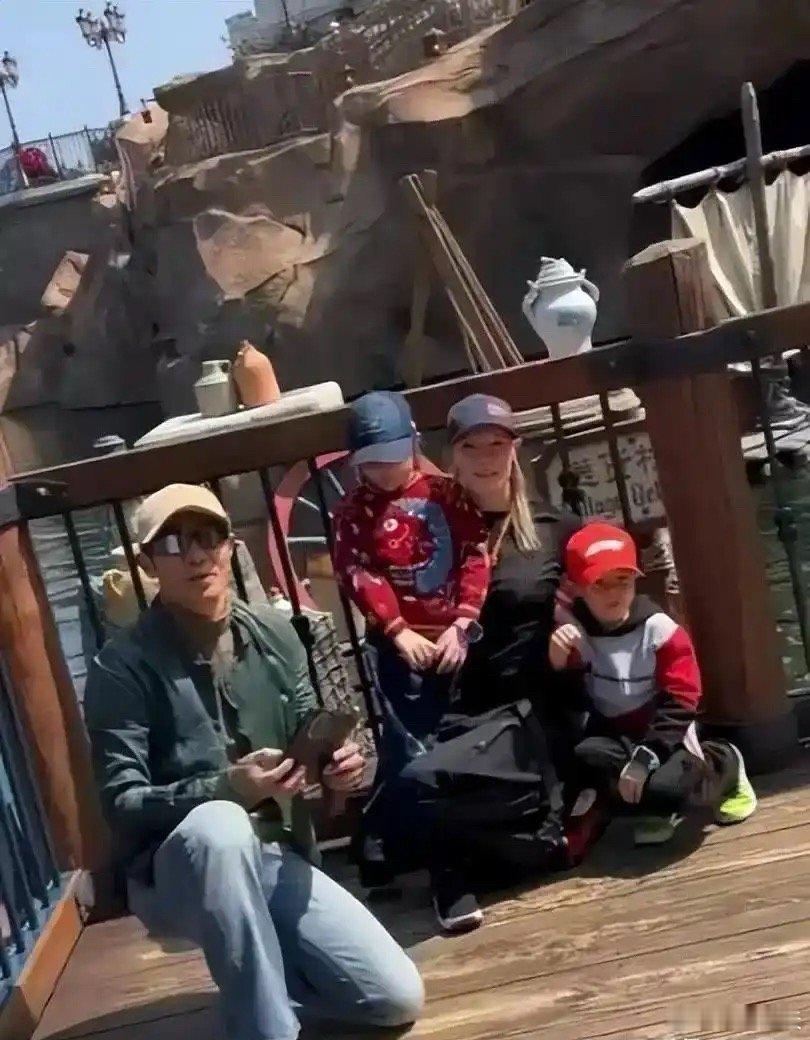撒贝宁夫妻拉萨度假，李白脏辫造型被围拍，又高又白比撒贝宁还壮？