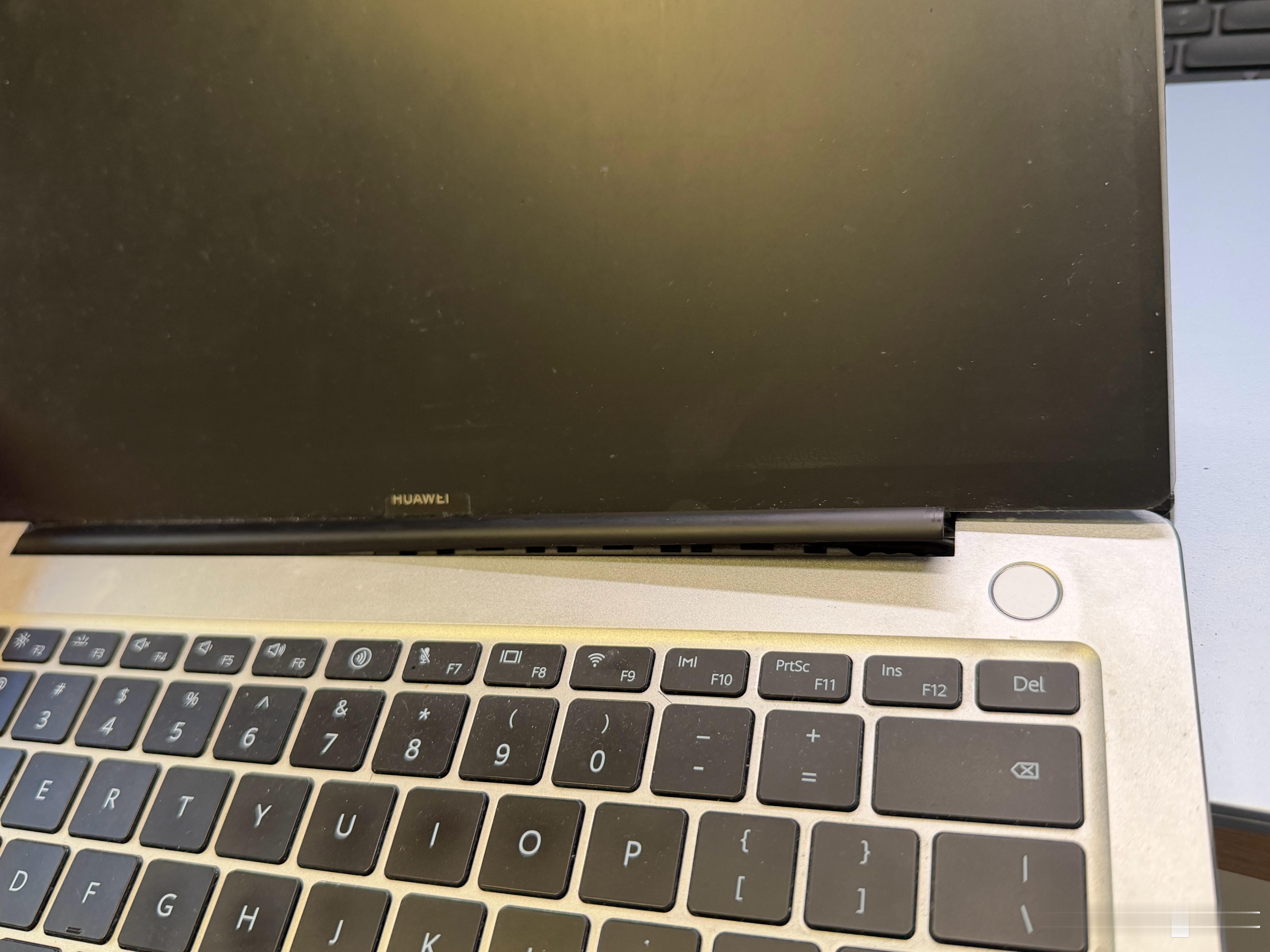 一早上起来打开电脑发现这样了….铰链不知道怎么就脱了出来，外屏也被拉开。求问各位