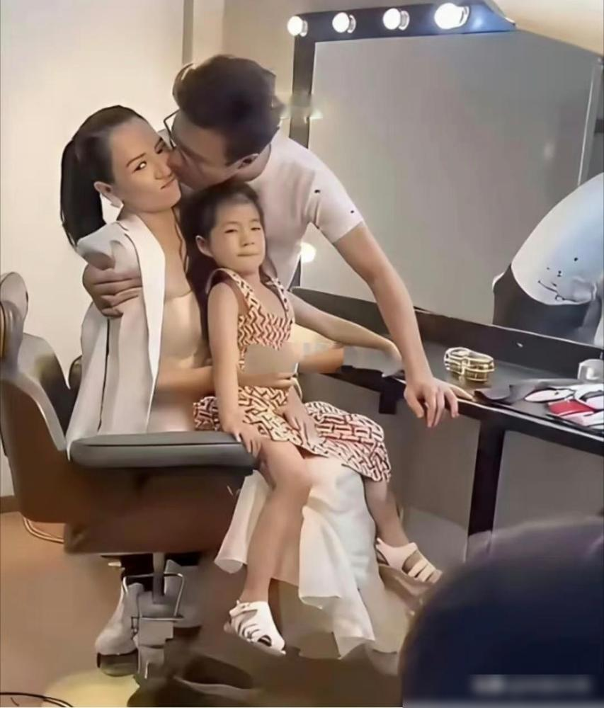 当年汪峰带着女儿醒醒突袭章子怡化妆间探班，拍下了这张一家三口的温馨合照。隔了这么久再看，最让人感慨的