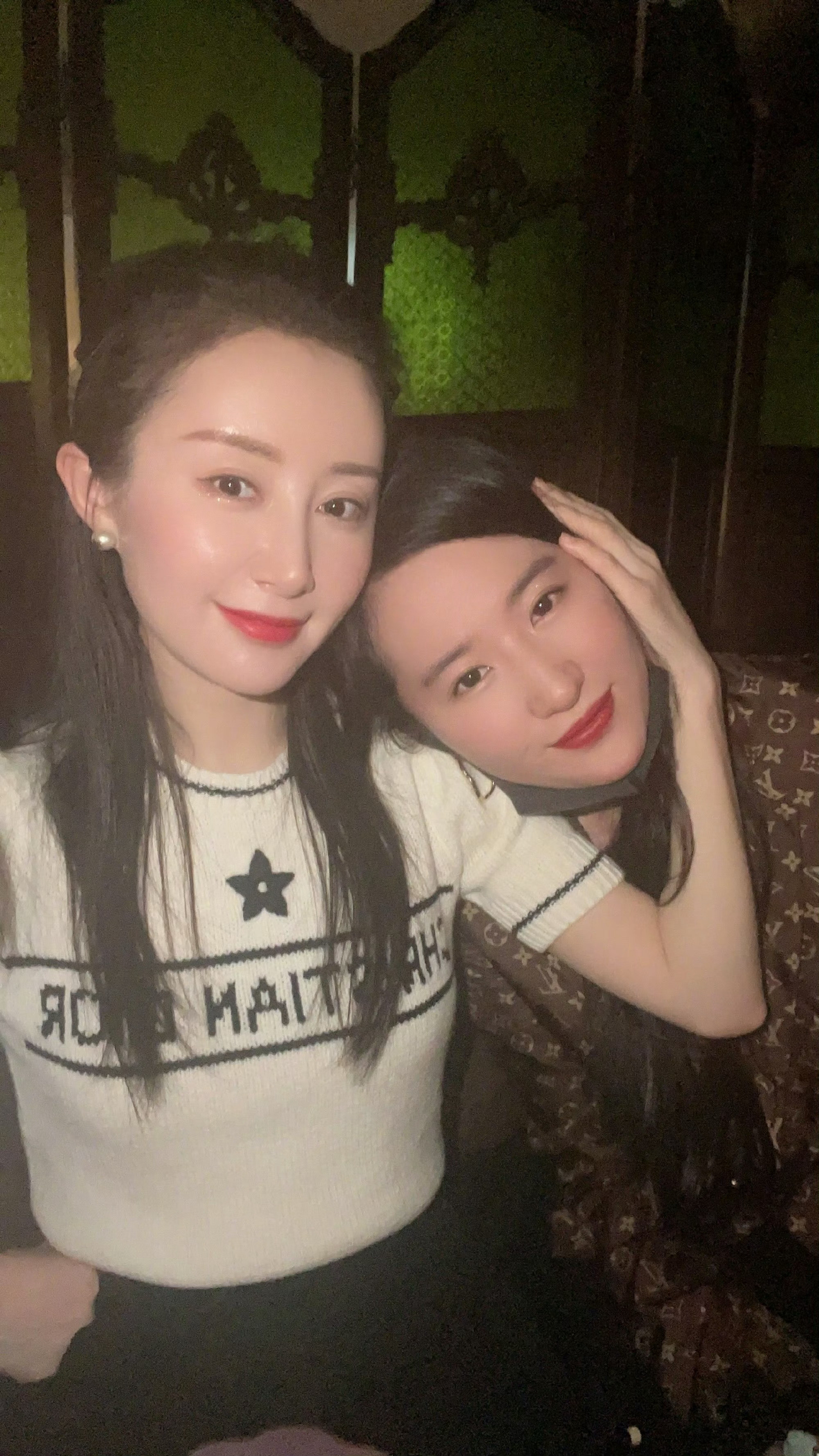 一组舒畅和刘亦菲的合照！两位冻龄女神，大家更吃谁的颜呢🥰