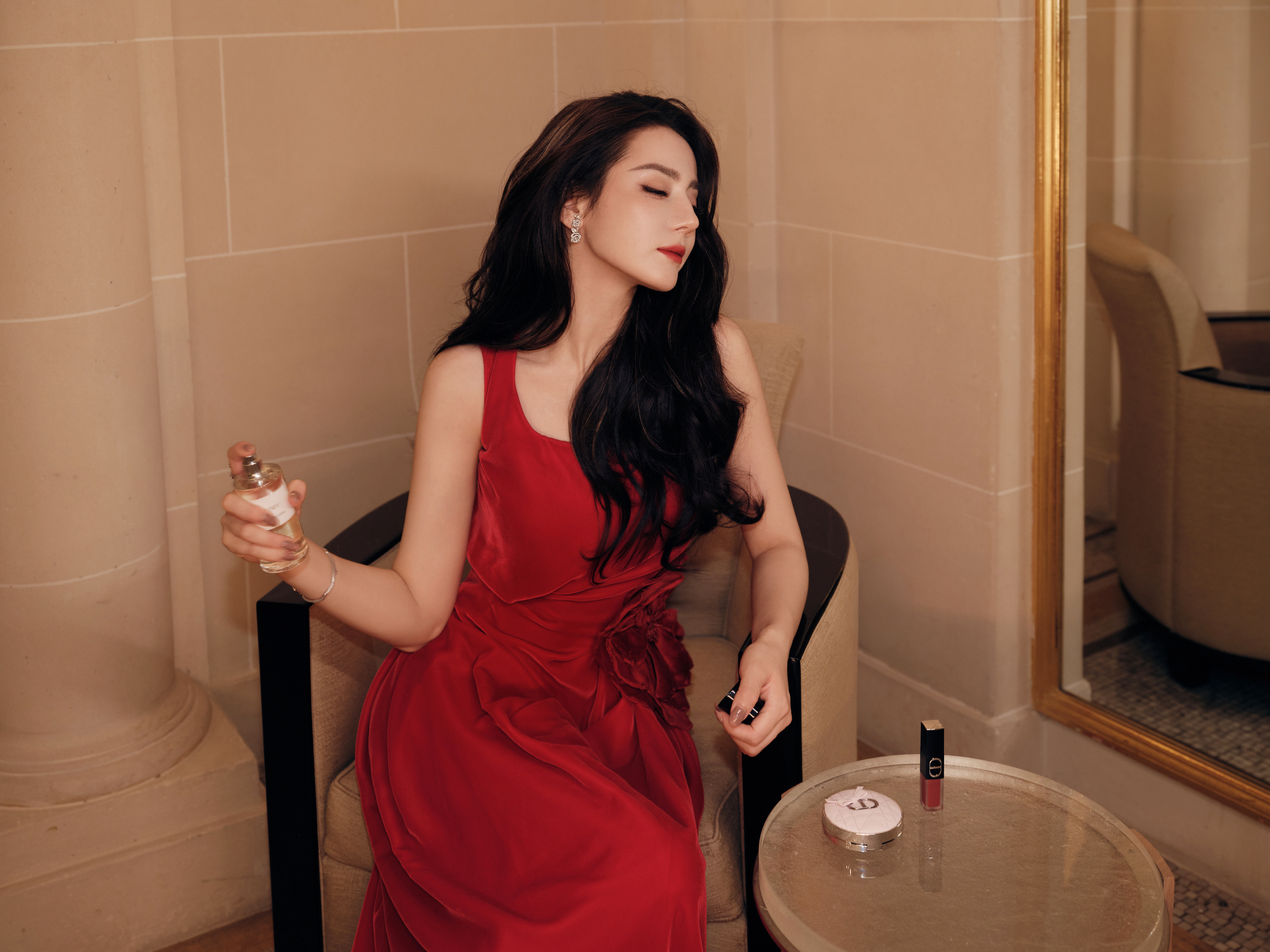 迪丽热巴明艳美人时装周巴黎时装周没有对手的美丽！大秀还没开始？其实已经结