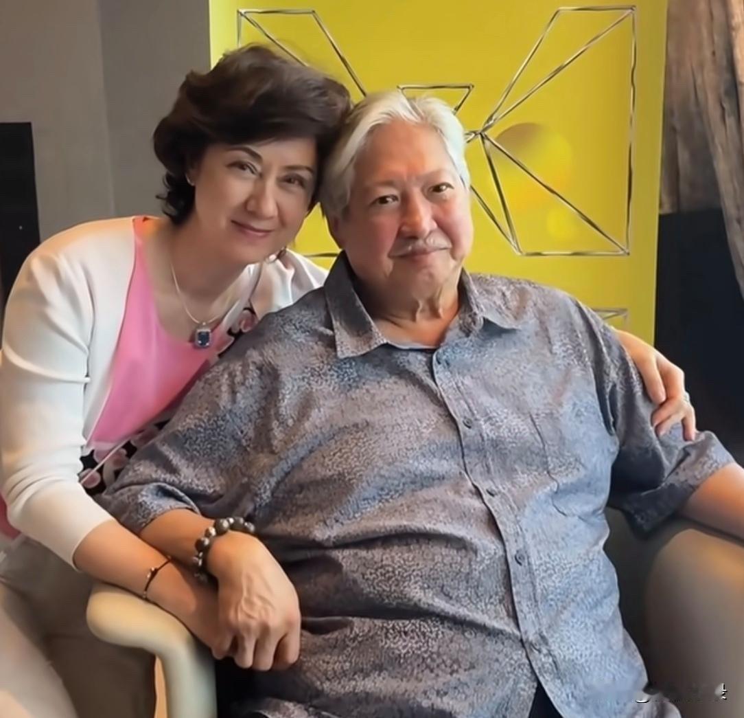 76岁洪金宝和夫人合影，俩人挨着头好恩爱，洪金宝面色红润精神好！