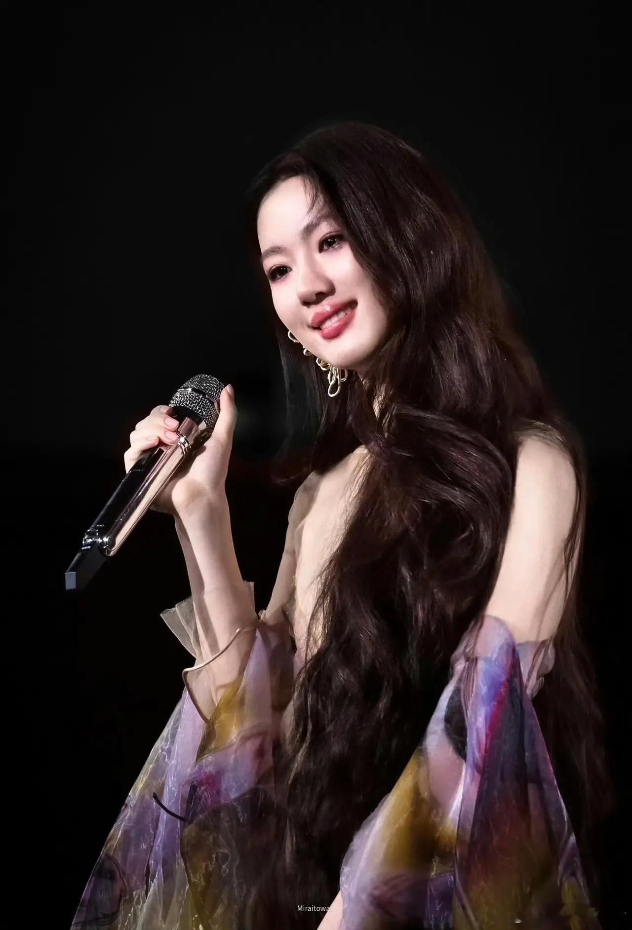 单依纯，让全网乐迷都沸腾了！4月17日，歌手单依纯突然冲上了全网热议榜，这次不是