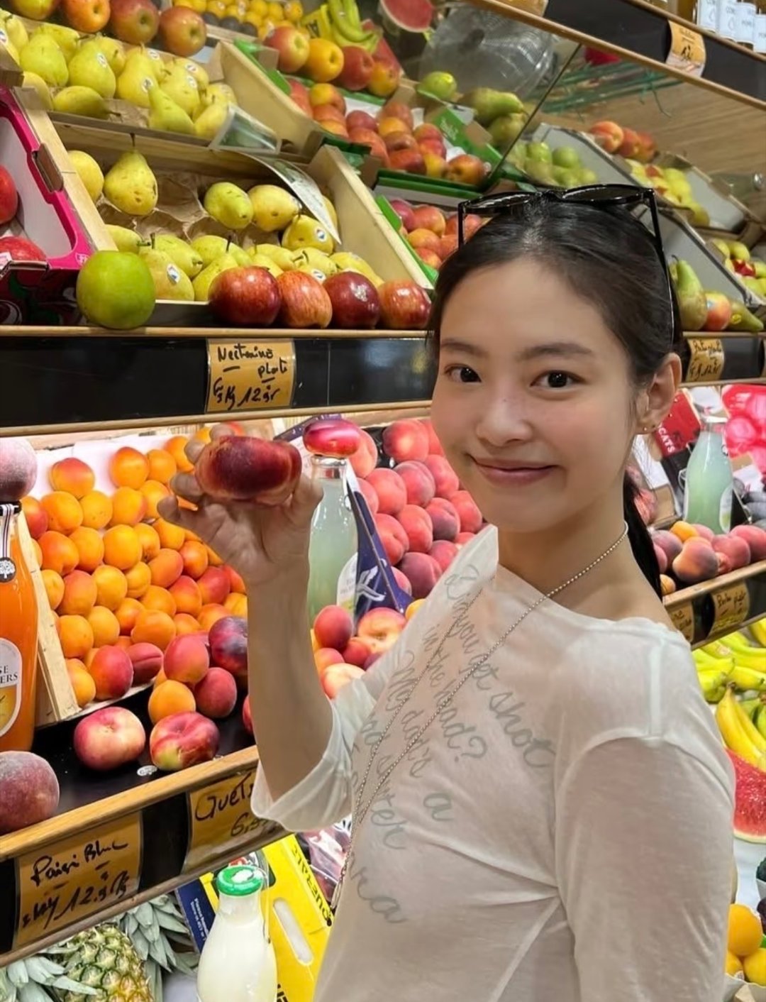 Jennie巴黎逛街，素颜，差点没认出来她，和她平时化妆后的样子差好多。​​​