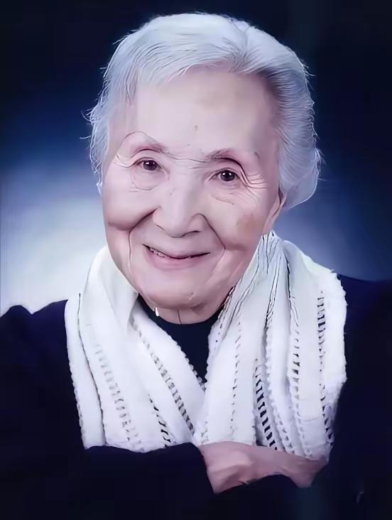 2007年，96岁的钱学森在一场热闹的寿宴上，碰到一位头发花白的老太太。他声音发