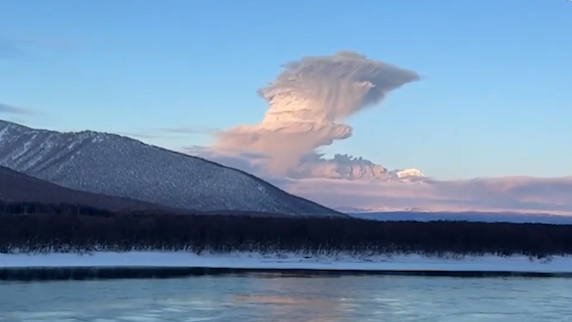 震撼！俄罗斯希韦卢奇火山喷发 灰柱高度超万米震撼半岛腹地