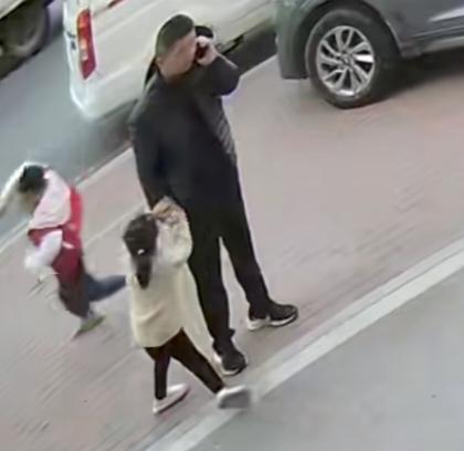 这位妈妈火了！广东，一位妈妈在家做饭，白天自己做饭时，女儿在外玩耍被电动车撞上，