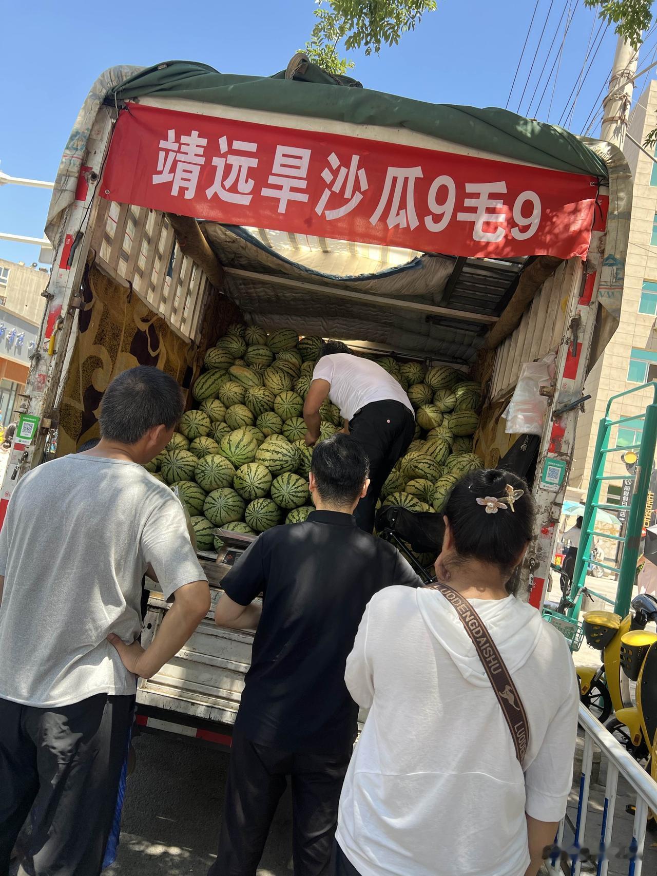 兰州虽然作为瓜果之乡，到目前为止我还没有看见兰州本地的西瓜。6月份一直吃的是新