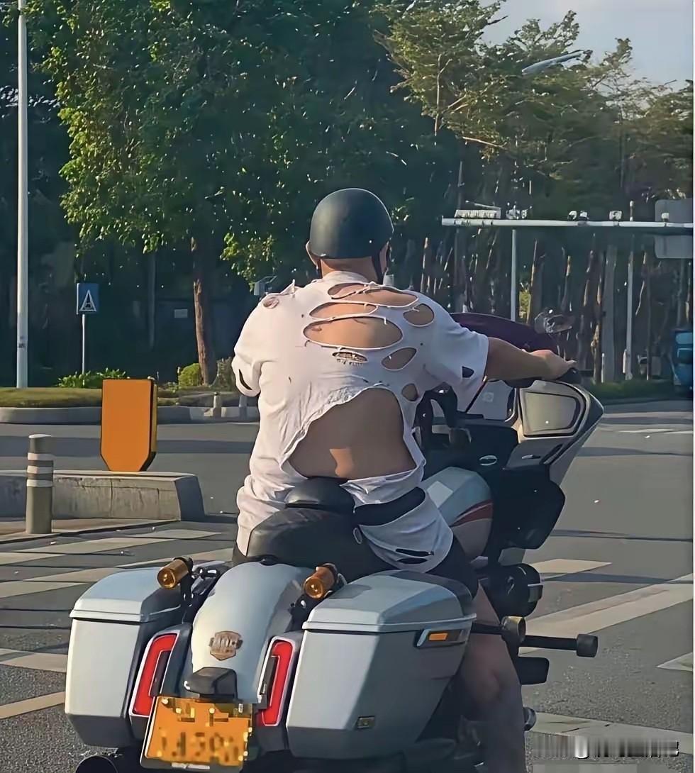 大哥是懂时尚的，这件衣服可能要我一个月工资了。