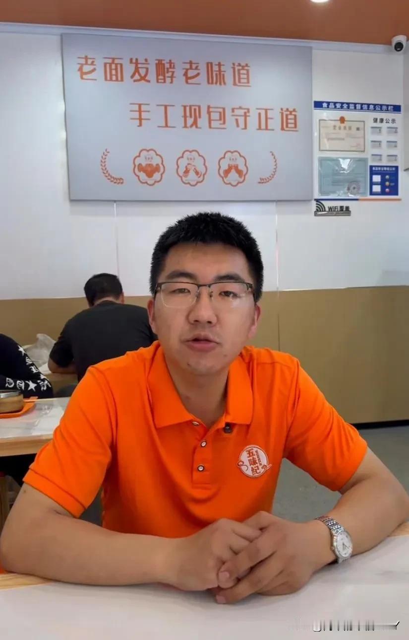 小伙80万开面馆6天倒闭，又投40万开新店。这两年送外卖攒钱，宁睡地板也要当老板