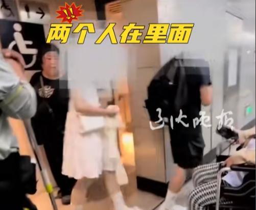 丢脸丢大了！北京，一对小情侣过520，为了节省开房钱，竟然躲进地铁无障碍卫生间，