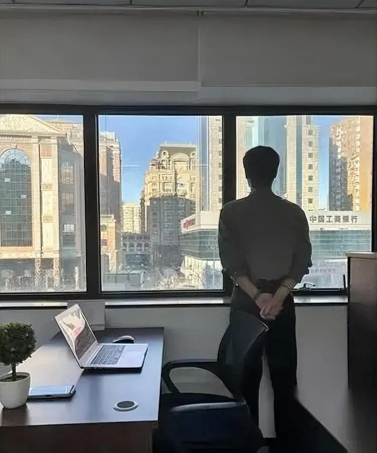 单位那对搭伙过的散了。不是感情淡，是五万块卡了脖子。女方家里急用钱，