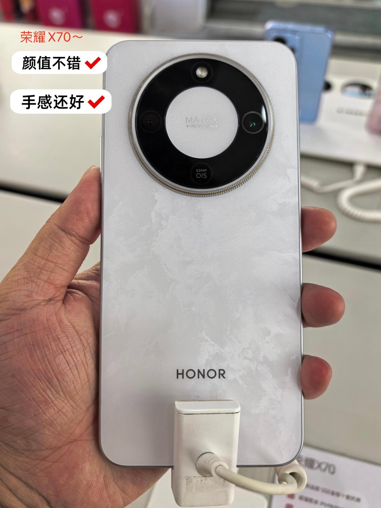 去线下摸了新晋的荣耀“充电宝”又到周四，去商场刚好看到荣耀，摸了下1399（