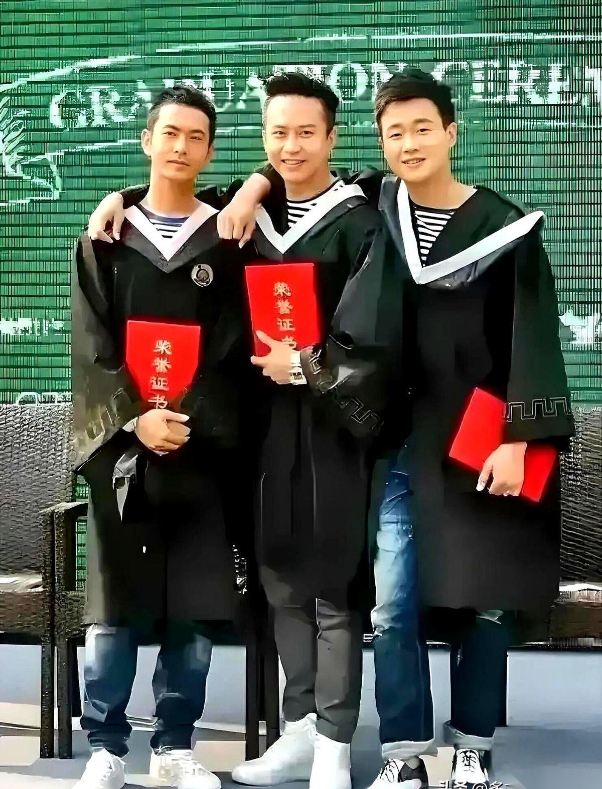 刷到一张老照片，直接给我干沉默了。佟大为，黄晓明，邓超。仨人青涩得能掐出水来。