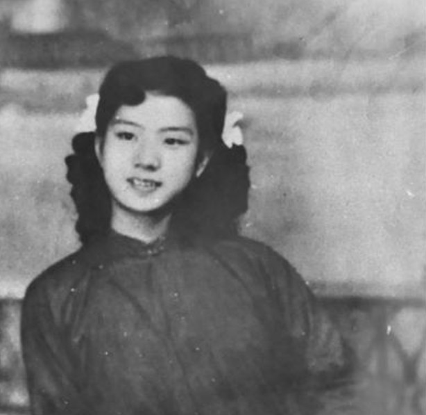 1949年，女战士刘惜芬不幸被捕，审讯时，特务头子毛森用刀划开她的衣服，轻蔑道：