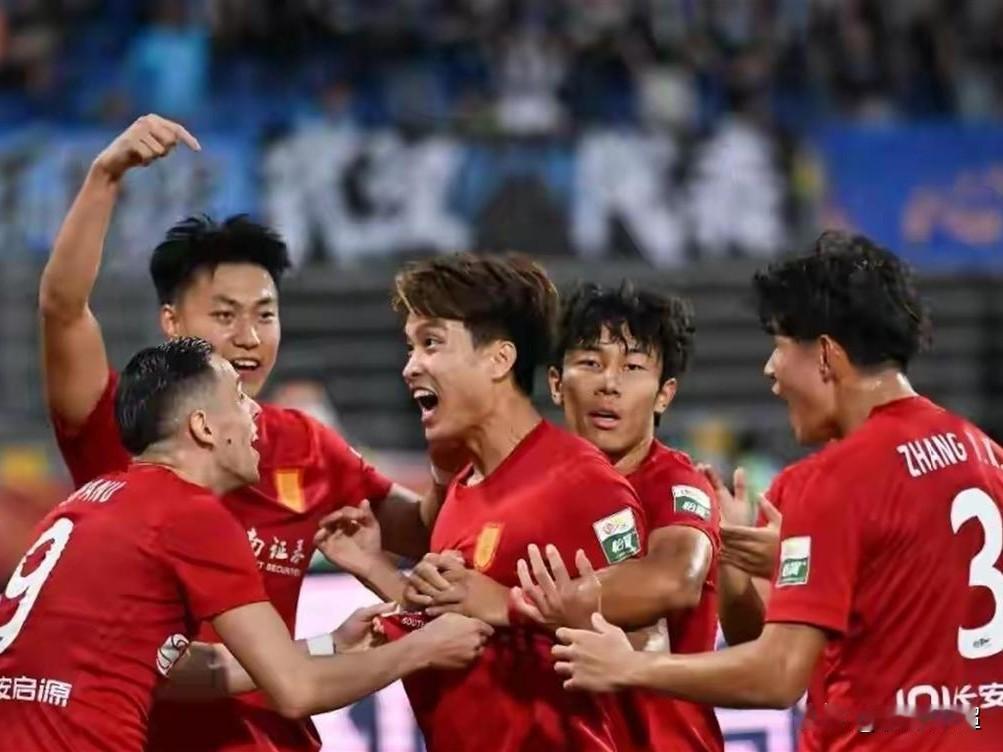 凭什么？铜梁龙队用事实证明足球运动本应该就是年轻人叱咤风云的赛场。一支升班马球