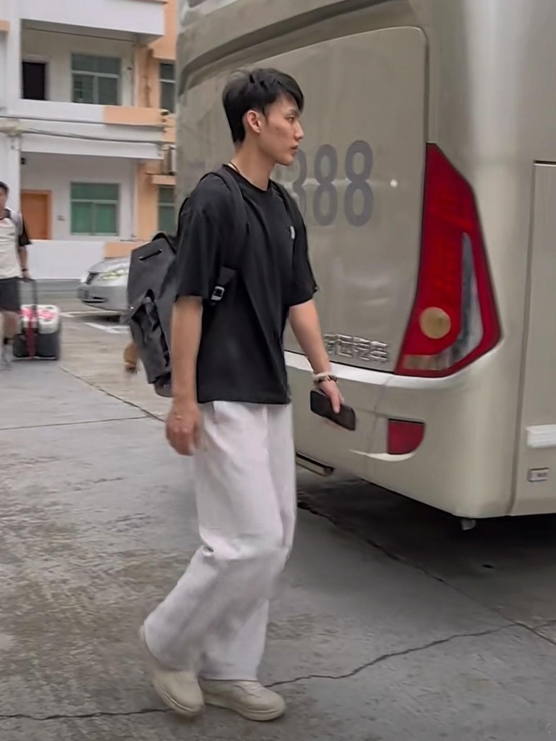 广东男篮一大早出发福建晋江，新援拉科塞维奇也随队前往，常规赛最后一轮，期待在客场