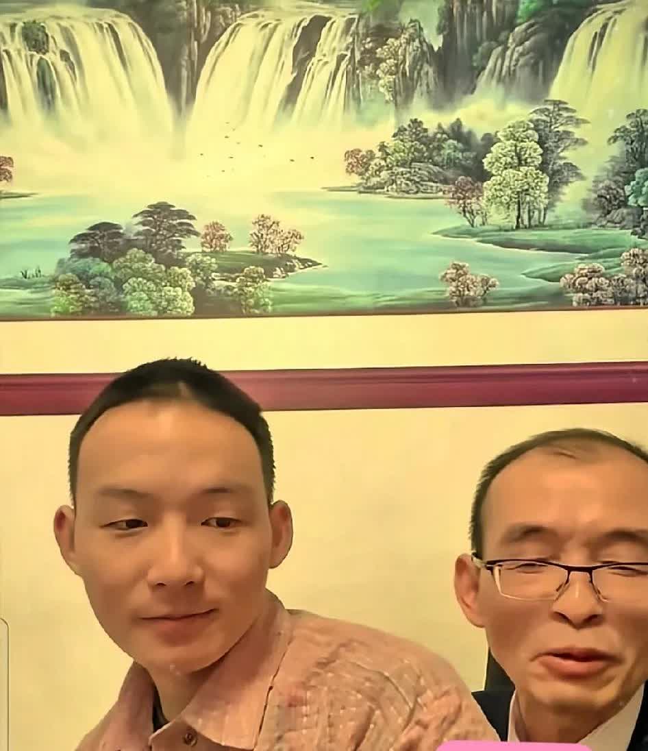 谢爸做了很多孙海洋不敢做的事情！直播中谢爸让浩男坐在自己腿上，浩男有130斤