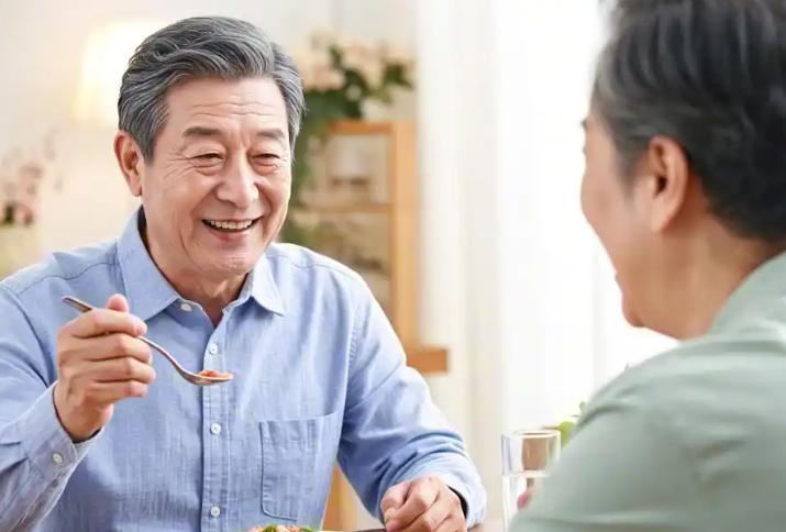 多名医生提示：70岁以上老人，宁可嚼干馍配点凉汤，也别碰这些多名医生出来提醒