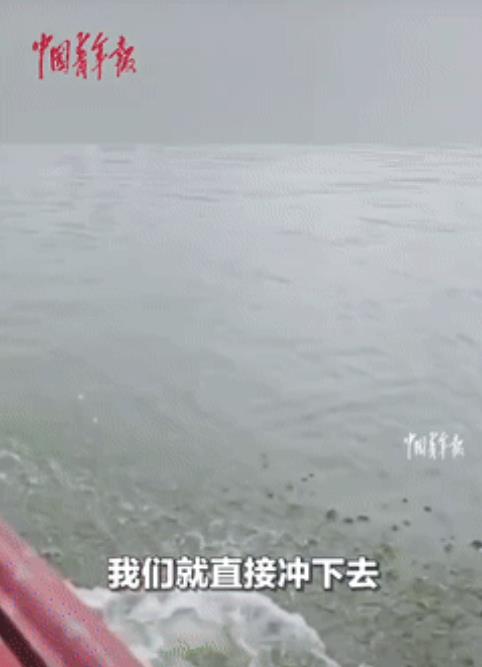 “真是胆大心细！”5月15日，湖南一男子发现湖边凳子上放有一台手机和一个吊坠后，