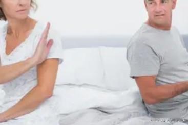 夫妻俩在吵架，丈夫说：“我一生做过的最糊涂的一件事就是和你结婚，”妻子...