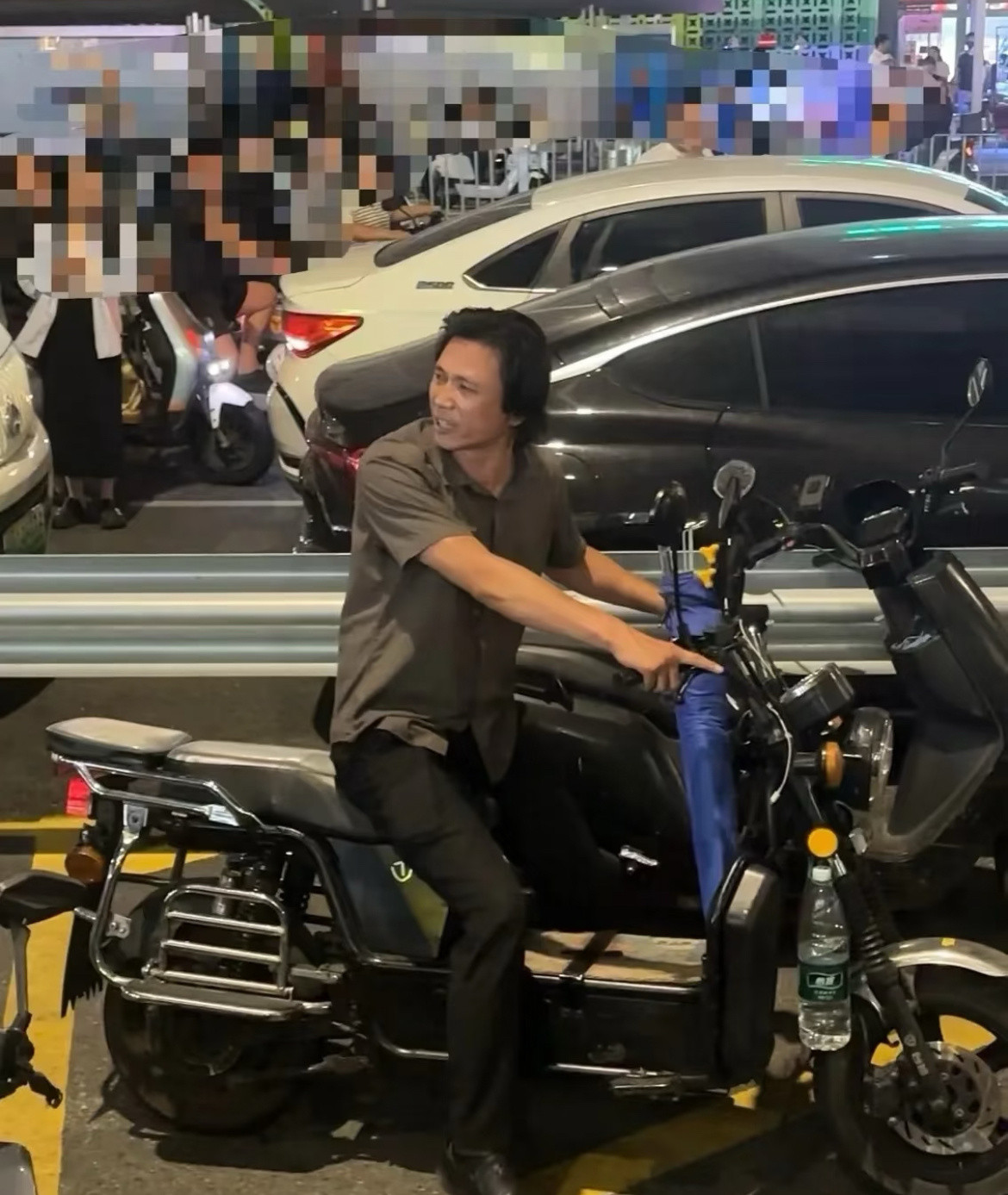 女生正常行走路过，摩的佬问女生要不要坐车，女生拒绝。然后摩的佬来句：“是不是因为