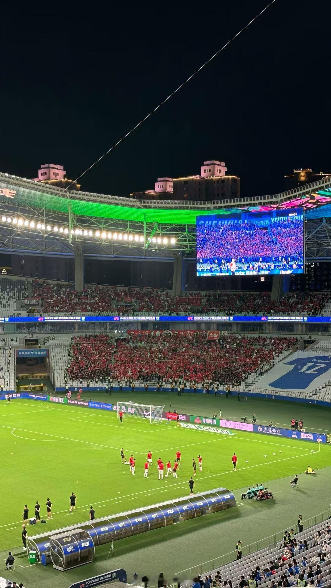 五一节成都蓉城客场挑战上海申花的比赛，八万人体育场极限开辟了8个客队球迷看台，全