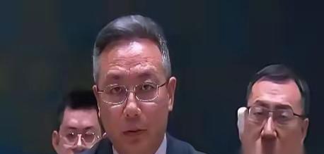 联合国会场，菲律宾代表拿着稿子，清了清嗓子，准备重提十年前那个南海仲裁案。他