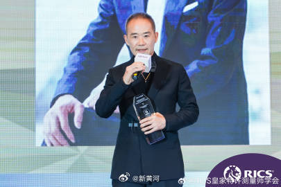 【#王石辟谣被抓传闻#】4月12日，网传万科创始人王石被抓消息引发网友热议。傍