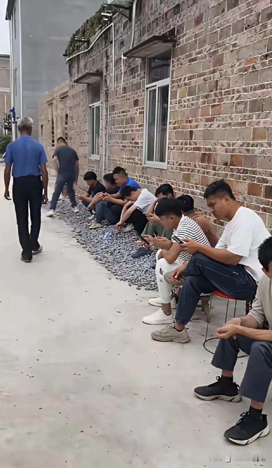 这是怎么了，这个村的小伙子们不去找妹子玩，却集中在一起，手里抱着手机入迷的玩着。