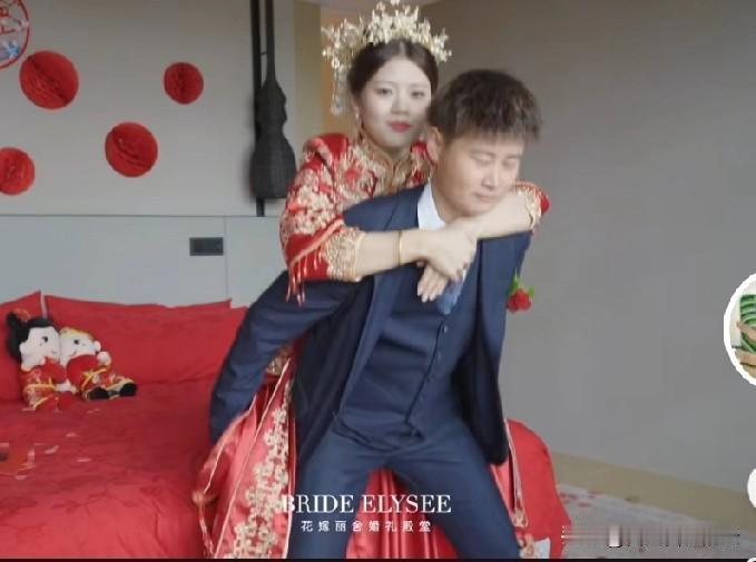 女孩结婚了，爸爸早就去世了，她没有哥哥弟弟。姐姐说别担心，她要背着妹妹出门。为了