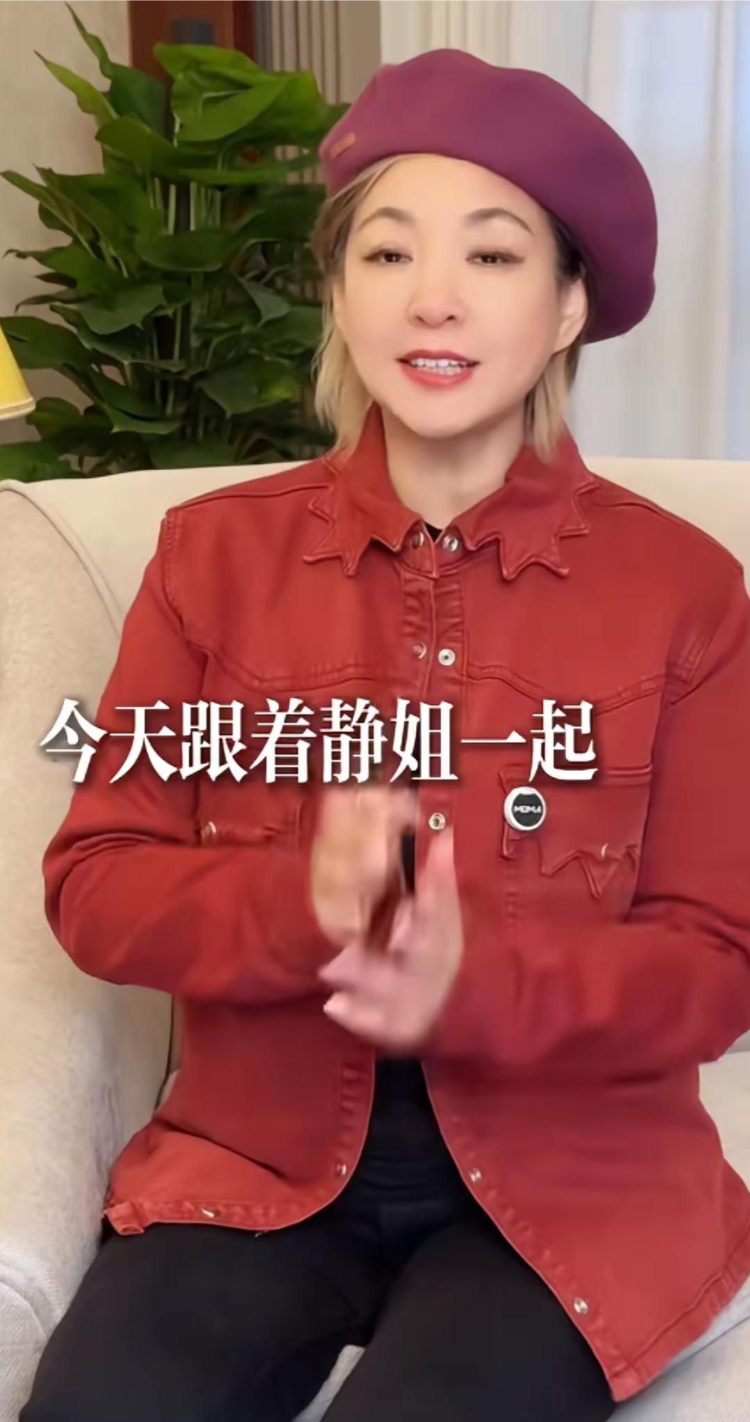 54岁的李静瘦了55斤后，变漂亮了，年轻了。她的减肥方式很健康，主要是以清淡饮