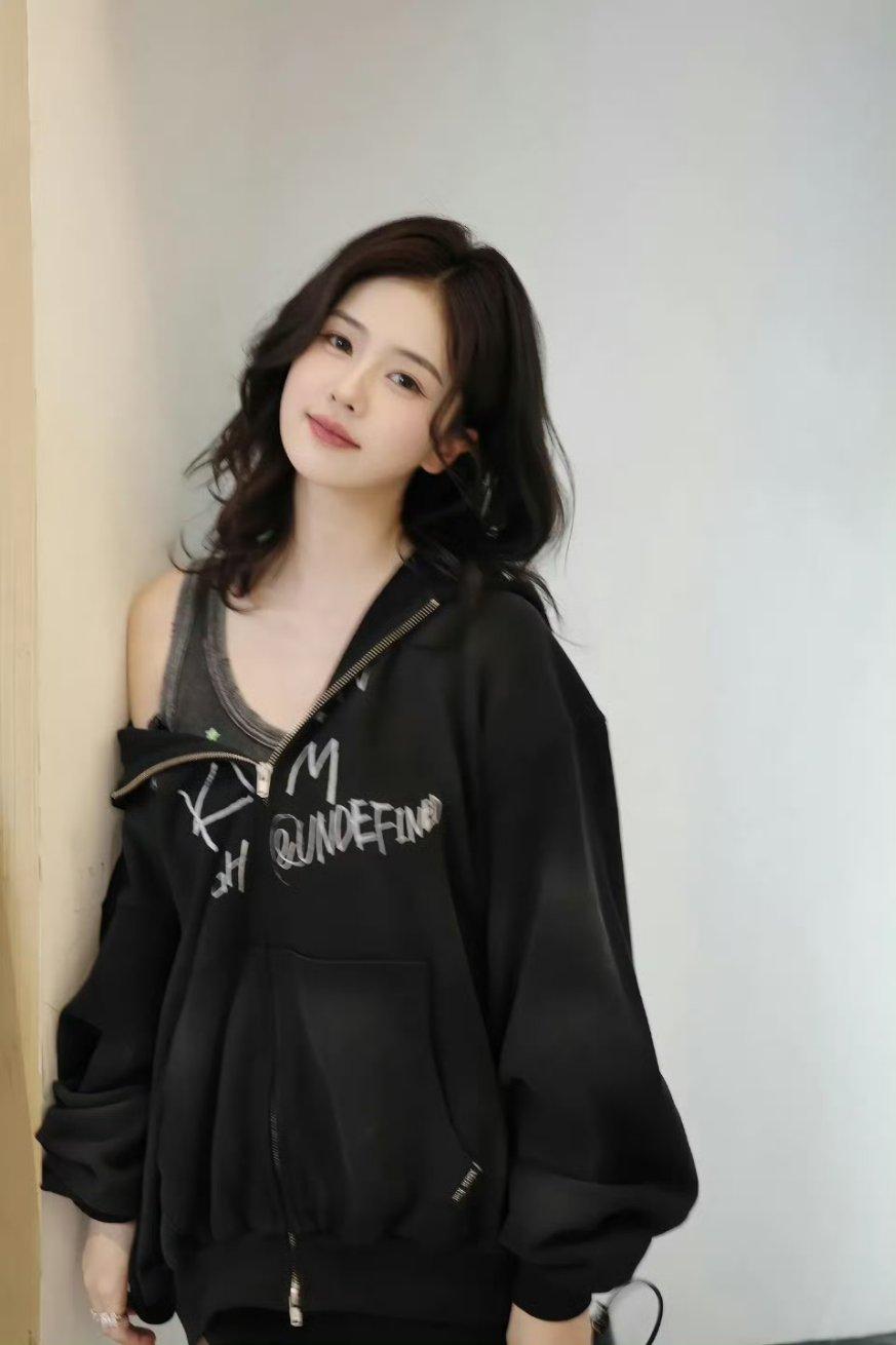 白鹿凭什么爆红？4个字：稳准狠稳。被嘲网红出身，她硬是走出一条逆袭路：·