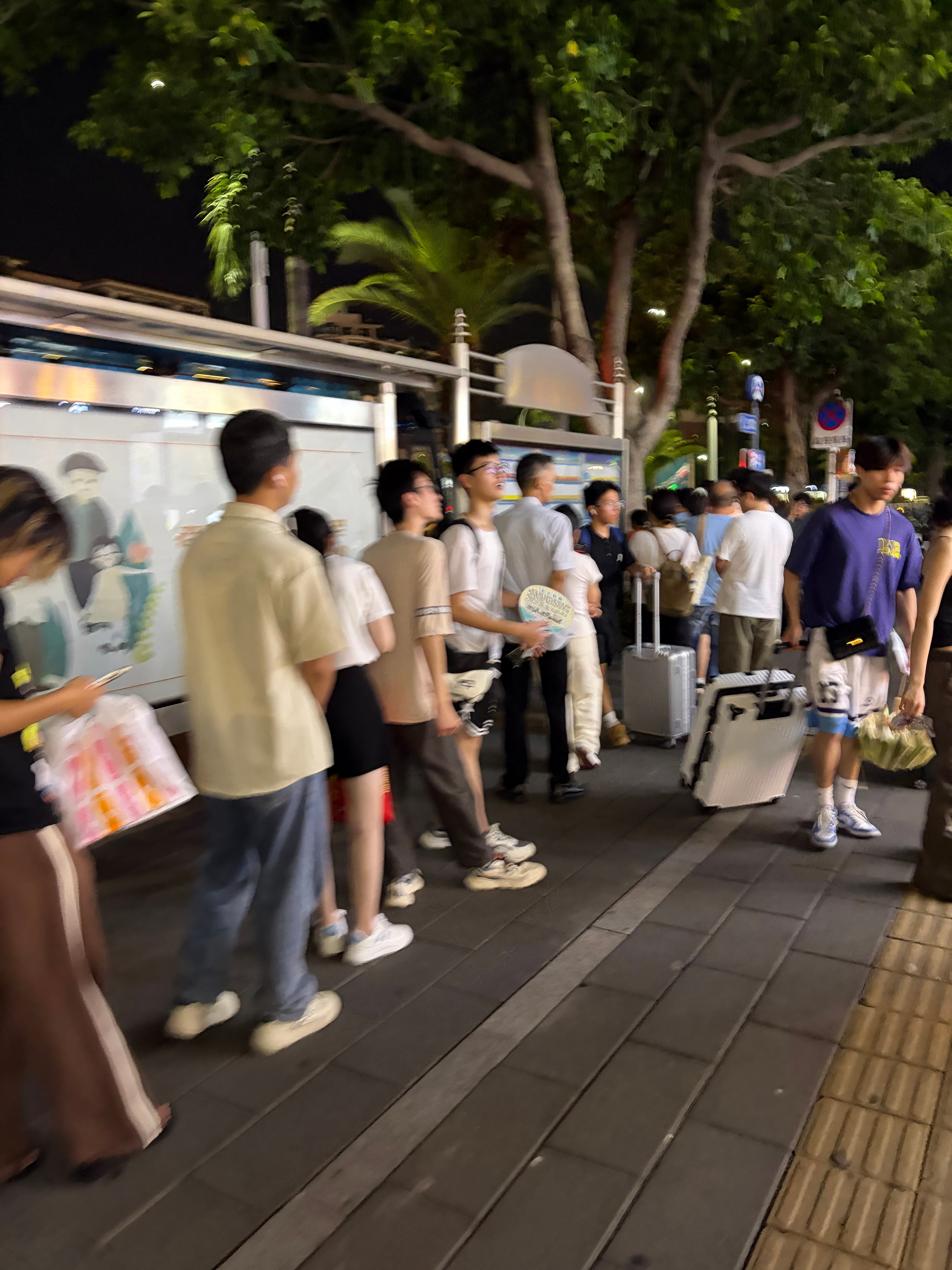 厦门是我唯一看到公交车会秩序排队的城市，没有之一。