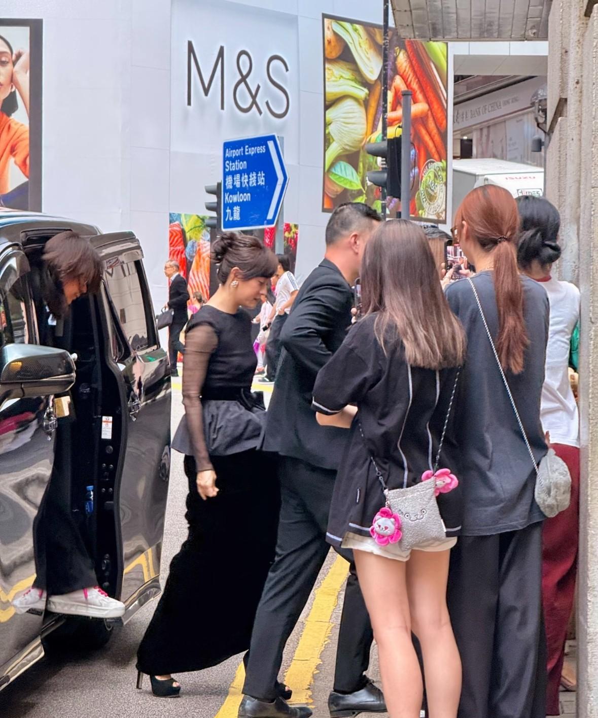 香港中环偶遇孙俪、周柏豪、黄宗泽！孙俪一身黑色穿搭优雅干练，在人群中气质超突出