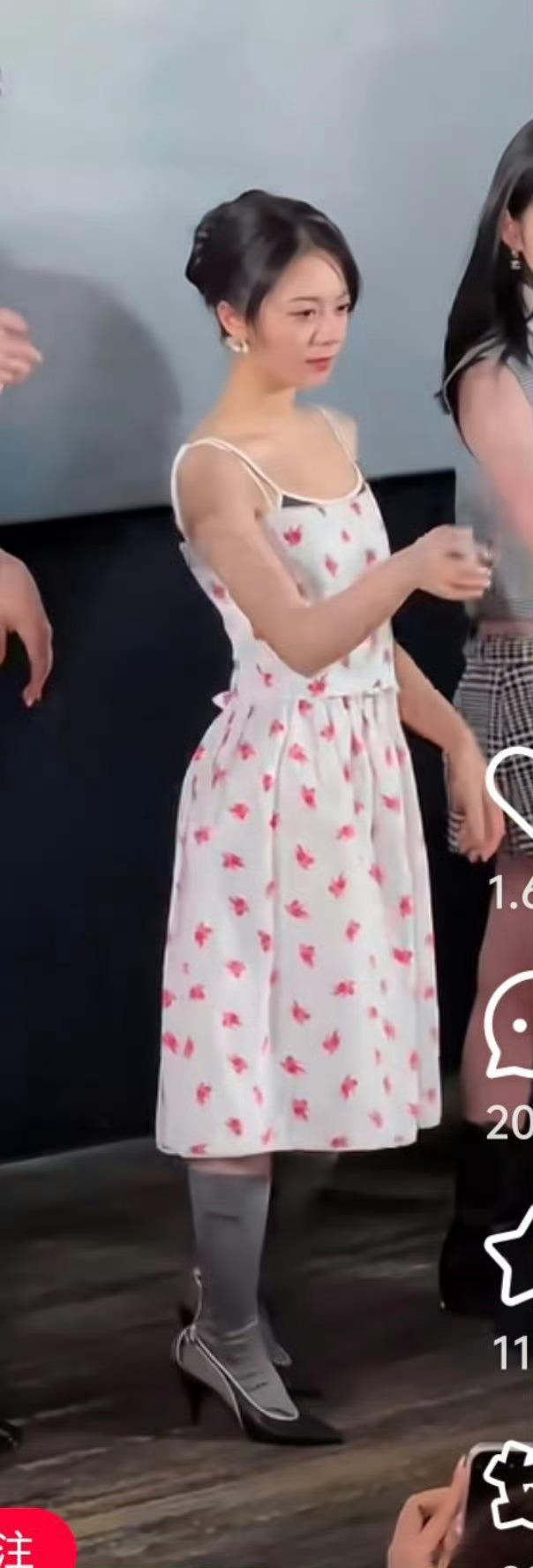 这姑娘每次活动都很惊悚[大笑][大笑]演的剧我都还挺喜欢看的​​​