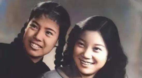 刘思齐和妹妹邵华早期合影，真是一对姐妹花，都是毛主席的儿媳妇！照片右边这位笑容