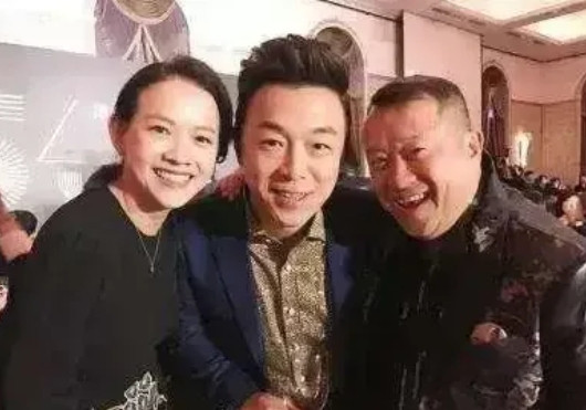 那年，在颁奖典礼上，曾志伟当着众多明星的面吐槽黄渤，他说：“顶着一张丑脸还可以在