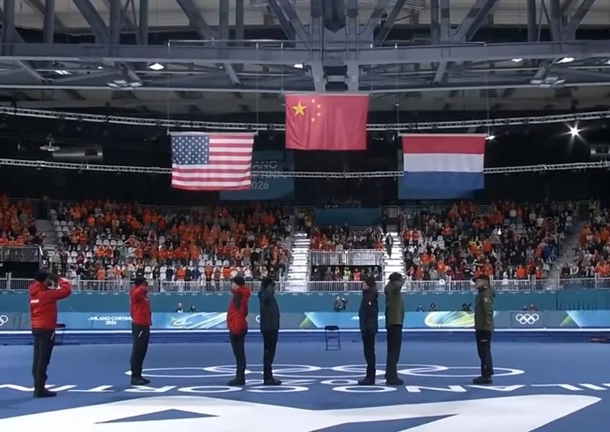 冬奥会上这面五星红旗是不是颜色不正？刚刚，宁忠岩夺得速度滑冰男子1500米金牌