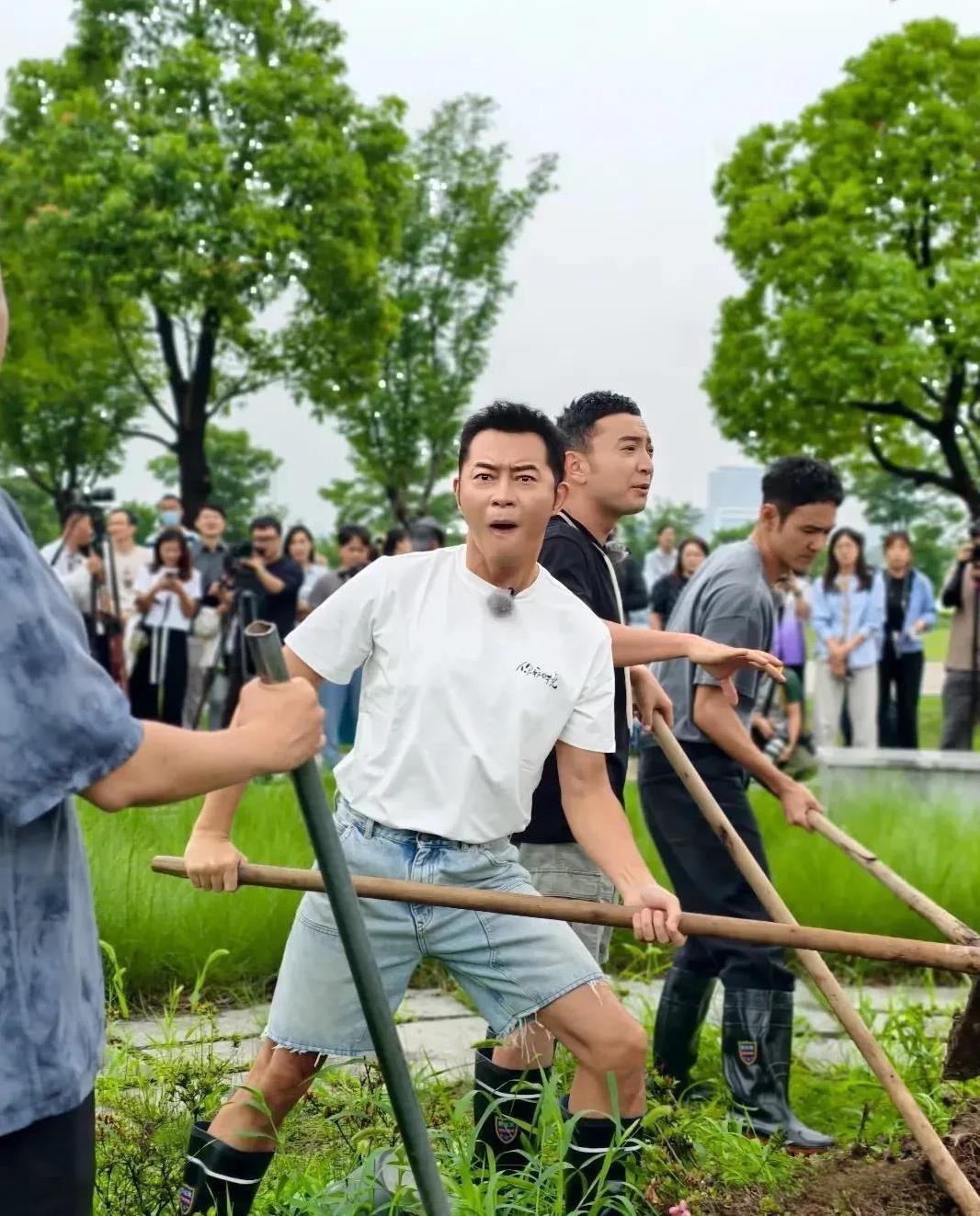 减肥成功后的沙溢颜值回春，白白净净的脸，连挖土都很搞笑帅气