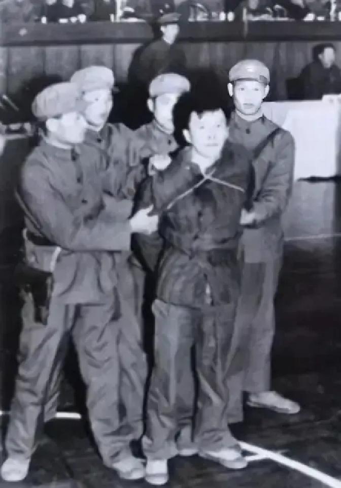 谁想到，1979年杭州6千人公审现场被4个法警死死摁住的壮汉，竟是当年杭州人闻之色变的高干子弟熊紫平
