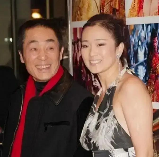 八年地下恋，她没等到一句嫁我1987年高粱地边，23岁的巩俐和37岁的张艺