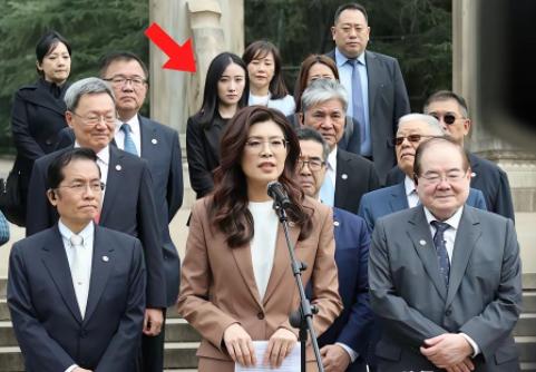 郑丽文率团访问大陆，团里藏了个超级大杀器，估计绝大多数人都没注意到！ 这个被