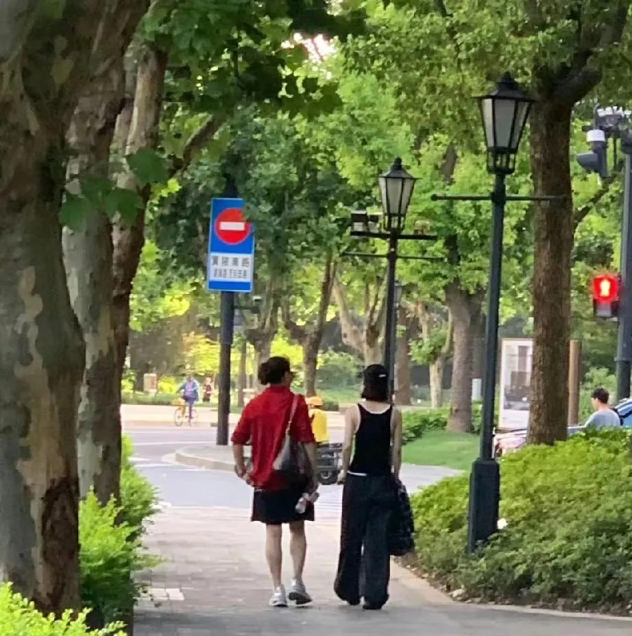 哇塞今天又有人在上海偶遇赵丽颖啦！是新鲜的颖宝，好漂亮呀！7月20日，有网友发帖