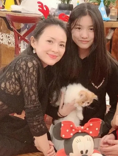 汪峰的大女儿小苹果如今成年了，一个人在国外读书呢，但离婚后的章子怡会带继女小苹果